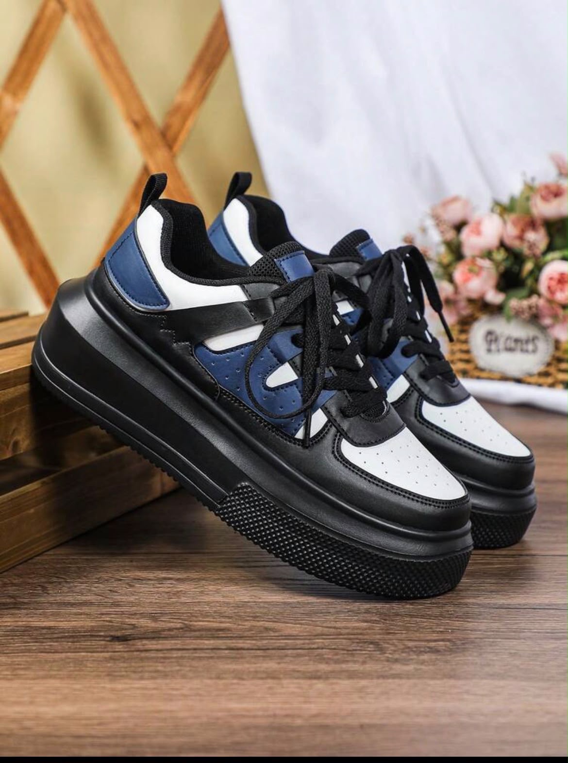 Baskets AKS blanches, noires et bleues